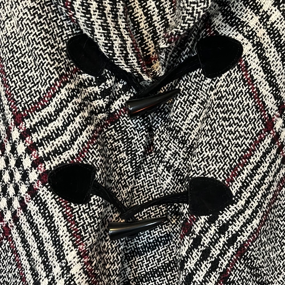 Mix it cape / poncho. Wore one time. Excellent condition.